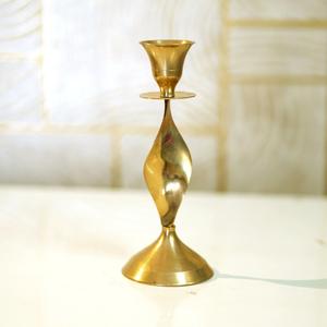 Porte-bougie en laiton réfléchissant, luxueux et artisanal, qui amplifie la lumière des bougies, créant une ambiance chaleureuse et accueillante. - Product Image 6