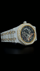 Reloj de Diamantes Personalizado de Dos Tonos, Dorado y Blanco, Completamente Cubierto de Diamantes Moissanite Redondos, con Esfera de Fecha y Esqueleto, para Hombre - Product Image 2