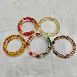 กำไลข้อมือเรซิ่นลายดอกไม้สำหรับผู้หญิง น้ำหนักเบาและทนทาน กำไลแฟชั่นหลากสีสัน - Product Image 4