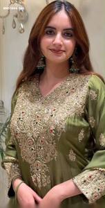 Ensemble de costume droit en soie romaine lourde de créateur avec broderies de sequins et manches longues, pantalon assorti et dupatta – Fournisseur mondial - Product Image 3