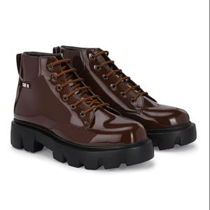 Bottes en cuir noires pour hommes, élégantes et robustes, confortables, décontractées, faites à la main, avec motif alphabet et design classique - Product Image 1