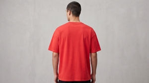เสื้อยืดคอกลมแขนสั้นสีแดงทรงปกติสำหรับผู้ชาย ผ้าเจอร์ซีย์ถัก 100% ผ้าฝ้าย สีพื้น น้ำหนัก 180 กรัม ป้องกันขนร่วง ระบายอากาศได้ดี - Product Image 4