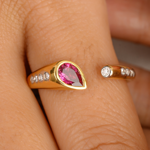 Bague massive en or massif 14 carats, style moderniste, avec rubis taille poire et diamants - Product Image 1