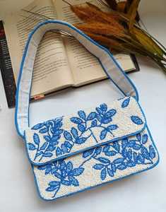 Sac à bandoulière personnalisé en perles de rocaille bleues et blanches, motif feuille botanique, fait main, concept de sac à main perlé - Product Image 1