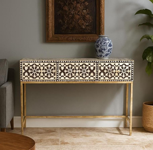 Mesa consola con incrustaciones de hueso y rayas color verde azulado, con esquinas redondeadas, dos cajones y un estante inferior abierto, disponible a precio de mayorista. - Product Image 6