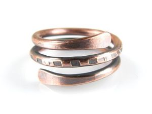 Bague en cuivre moderne faite à la main, durable et de haute qualité, tailles personnalisables pour les bijouteries et la vente en gros - Product Image 2