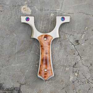 Slingshot en aluminium de qualité supérieure avec poignée en bois et bande élastique durable, portable pour les sports de plein air, la pratique de la cible et les loisirs - Product Image 5