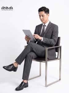 Costume d'affaires gris premium pour homme, résistant aux plis, élégant, ensemble blazer et pantalon pour le bureau - Product Image 1