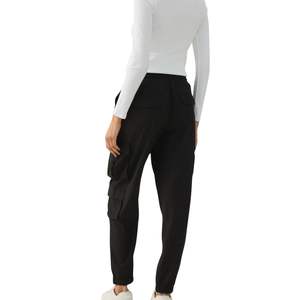Pantalon cargo noir pour femme, taille haute élastique, style streetwear décontracté, coupe fuselée avec poches, vente en gros OEM - Product Image 5