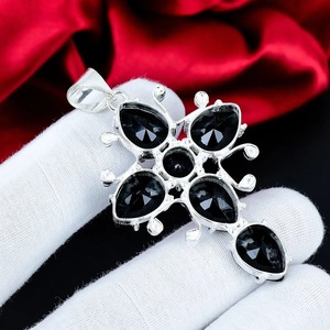 Colgante de Cruz con Piedra de Ónix Negro, Joyería Hecha a Mano en Plata de Ley 925 para Regalos de Aniversario y Boda - Product Image 3