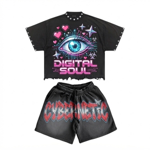 Conjunto de Camiseta y Pantalones Cortos Deportivos con Estampado Gráfico Cyber Y2K, Estilo Techwear, con Dobladillo Desgastado y Cuello con Tachuelas, Ropa Urbana para Hombre, Venta al Por Mayor - Product Image 3