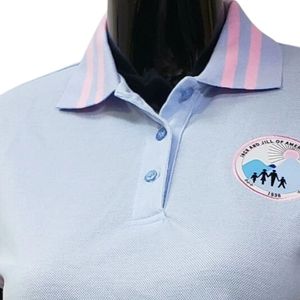 Polo Azul Claro para Mujer con Cuello de Rayas Rosas, Manga Corta, Logotipo Bordado en el Pecho, Corte Ajustado Informal, Venta al Por Mayor - Product Image 2