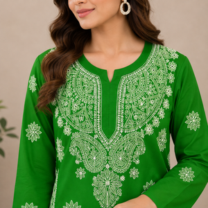 Kurti Recto Parrot Green con Bordado a Mano Lucknowi Chikankari, Elegante Túnica Étnica de Algodón, Kurti Verde para Mujer - Product Image 3