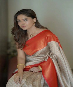 Sari tradicional indio de seda naranja con estampado floral beige, estilo Banarasi, largo hasta el suelo, para bodas, ajuste regular para mujer. - Product Image 4