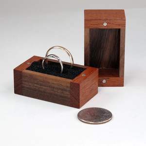 Caja de madera ecológica para anillos, para regalos y empaques sostenibles, caja de madera personalizada para anillos con grabado láser a precio económico. - Product Image 6