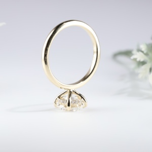 Bijou de fiançailles élégant pour femme, avec un cristal central solitaire de qualité supérieure, taille brillant ronde, monté sur quatre griffes classiques. - Product Image 4