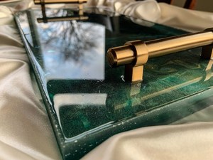 Grand plateau en résine vert émeraude, décoration de table verte, art en résine verte, plateau de table élégant et luxueux, plateau de charcuterie aux tons de bijoux - Product Image 3