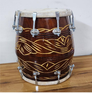 Dholak en bois naturel avec lacets traditionnels en corde, pompons décoratifs blancs et colorés, et une sangle de transport noire. - Product Image 4