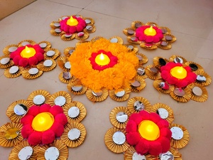 Vente en gros de bougies parfumées indiennes faites à la main avec pompons, fleurs Gota Patti, Rangoli, porte-bougie en métal Diya, décoration pour la maison, mariage, Diwali - Product Image 5