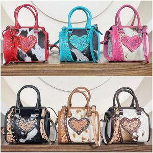 Sac de voyage spacieux en cuir de vachette artisanal avec motif cœur, idéal pour les week-ends et les vacances, unisexe - Product Image 5