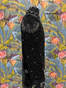 Manteau en velours noir pour le tapis rouge, style couture indo-occidentale, motif rayon de soleil, orné de perles argentées - Product Image 4