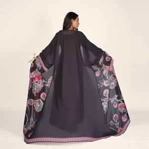 Abaya ligera con estampado floral suave, borde en contraste, mangas anchas, caída elegante, perfecta para la noche. - Product Image 4