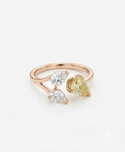 Anillo de diamantes luminosos con certificación IGI, amarillos y blancos, con diseño de bypass, 1.62ctw, tres piedras de diamantes cultivados en laboratorio, banda abierta en oro rosa de 14K - Product Image 1