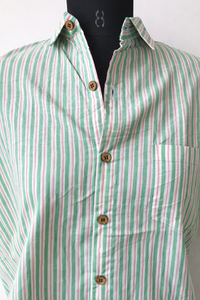 Camisa de Algodón a Rayas Verde y Rosa Unisex |   Camiseta de Manga Corta con Estampado Artesanal |   Camisa Artesanal Hecha a Mano |   Ropa Ética - Product Image 4