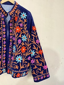 Veste en velours brodée Suzani violette bohème pour femme, style vintage, motif floral, ouverte sur le devant, vêtement ethnique - Product Image 3