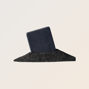 Jabón negro WB Polmedison Signature Black Bean Soap 100g con aceite de oliva, barra de lavado para piel sensible, belleza coreana - Product Image 1