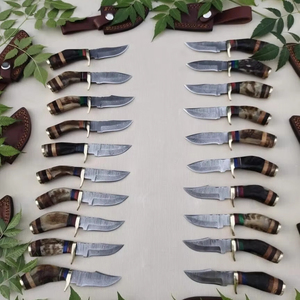 Cuchillo de caza hecho a mano de acero de Damasco de 6 pulgadas con mango de madera, personalizable, OEM, con funda. - Product Image 1