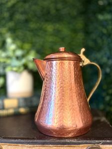 Cafetière arabe traditionnelle en cuivre de qualité supérieure, conçue pour servir du café arabe authentique avec un design élégant - Product Image 2