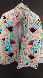 Veste matelassée en velours beige faite à la main, broderie florale Suzani, respirante, vêtement d'extérieur d'hiver haut de gamme pour femmes, artisanale - Product Image 5