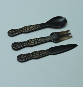 Ensemble de 3 ustensiles à fromage en corne (cuillère, fourchette, couteau) noir avec motif corne naturelle, écologique et compatible lave-vaisselle - Product Image 3