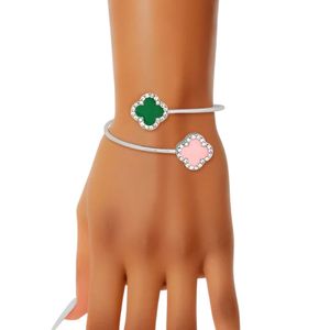 Bracelet ouvert trèfle en pierre rose et verte pour femme, bijou élégant et tendance, ajustable, accessoire de fête, cadeau - Product Image 1