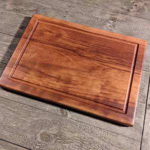Planche à découper en bois de cerisier massif, artisanale, de qualité supérieure, avec rainure profonde pour le jus, idéale pour hacher, servir et couper. - Product Image 1
