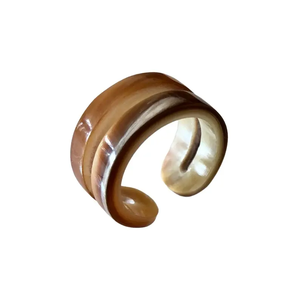 Bague en corne de buffle naturelle au design élégant pour femmes, écologique, faite à la main, style moderne par HF Crafts - Product Image 3