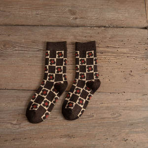 Chaussettes d'hiver épaisses en laine jacquard marron vintage respirantes et tricotées pour femmes, vente en gros - Product Image 5