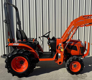 รถแทรกเตอร์คูโบต้ามือสองสภาพดี รุ่น B2320 พร้อมเครื่องตัดหญ้า 23 แรงม้า และอุปกรณ์ตักดินด้านหน้า ราคาถูก เหมาะสำหรับฟาร์ม - Product Image 1