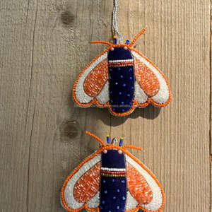 Decoración caprichosa de polilla Rosa Adorno hecho a mano con cuentas de vidrio, adornos colgantes de Navidad Lentejuelas y detalles de terciopelo - Product Image 6