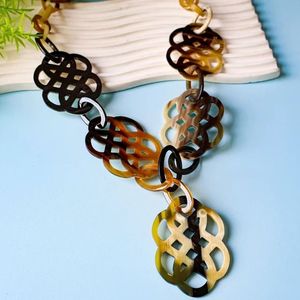 Collier tendance Y2K en corne de buffle polie, pendentif en corne de vache marbrée noire, style moderne rustique bohème, vente en gros - Product Image 1