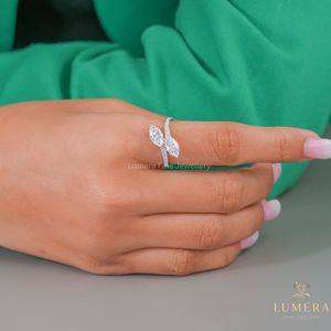 Élégante bague de fiançailles Toi et Moi en diamant de laboratoire taille marquise, design croisé à deux pierres avec diamants sertis pavé - Product Image 5