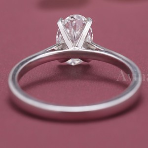 Bague de fiançailles solitaire en diamant taille ovale certifié IGI en or 18 carats - Product Image 4