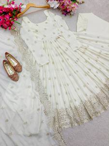 Robe Anarkali blanche à manches longues et évasée en soie Chinon de créateur avec broderie et travail de sequins de 5 mm, pantalon et dupatta – Vente en gros - Product Image 5