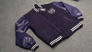 Veste universitaire unisexe de luxe noire et marine avec manches en similicuir, col montant et logo frontal - Product Image 3