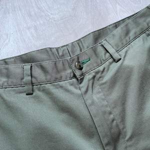 Pantalones chinos de alta calidad, 100% algodón, semi-formales, de pierna recta, transpirables, con cierre de cremallera frontal, estilo casual elegante para hombre. - Product Image 4