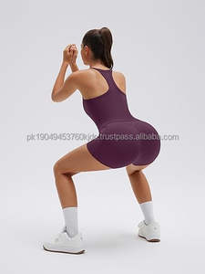 Ensembles d'entraînement 2 pièces pour femmes : Shorts cycliste taille haute avec poches, débardeurs dos nageur à soutien-gorge intégré, col en V, respirants et antibactériens - Product Image 3