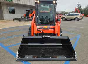 Chargeuse compacte Kubota SSV65 modèle 2024 d'occasion, capacité de charge nominale de 9 tonnes, moteur de 75 kW, boîte de vitesses pour travaux agricoles et de construction - Product Image 3