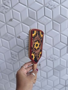 Nuevo Cepillo para el Cabello de Cuero Hecho a Mano con Diseño Minimalista Moderno de Girasol, Forma Rectangular, Uso Diario, Estilo Rajasthan - Product Image 2