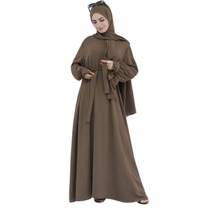 Abaya élégante et respirante en coton/polyester pour femme, idéale pour un style de vie modeste - Longueur au sol, manches longues, toutes saisons - Product Image 1